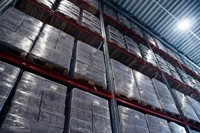 Lagerhyllor i TPL lagerhantering Stockholm